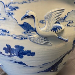 Une grande jardinière en porcelaine de Chine en bleu et blanc à décor en relief, Kangxi — photo 15