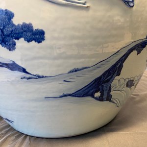 Une grande jardinière en porcelaine de Chine en bleu et blanc à décor en relief, Kangxi — photo 16