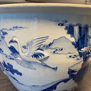 Une grande jardinière en porcelaine de Chine en bleu et blanc à décor en relief, Kangxi — photo 17