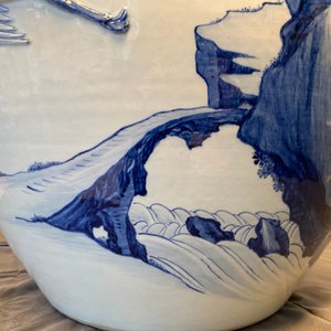 Une grande jardinière en porcelaine de Chine en bleu et blanc à décor en relief, Kangxi — photo 18
