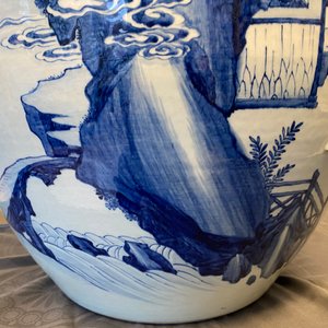 Une grande jardinière en porcelaine de Chine en bleu et blanc à décor en relief, Kangxi — photo 20