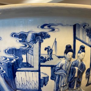 Une grande jardinière en porcelaine de Chine en bleu et blanc à décor en relief, Kangxi — photo 21