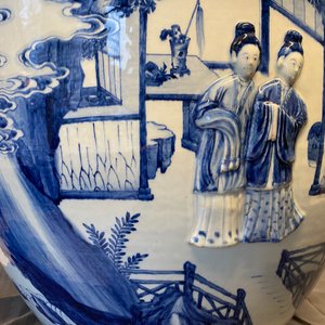 Une grande jardinière en porcelaine de Chine en bleu et blanc à décor en relief, Kangxi — photo 22