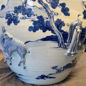 Une grande jardinière en porcelaine de Chine en bleu et blanc à décor en relief, Kangxi — photo 34