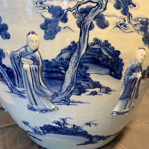 Une grande jardinière en porcelaine de Chine en bleu et blanc à décor en relief, Kangxi — photo 37
