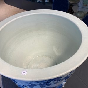 Une grande jardinière en porcelaine de Chine en bleu et blanc à décor en relief, Kangxi — photo 39