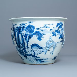 Une grande jardinière en porcelaine de Chine en bleu et blanc à décor en relief, Kangxi — photo 4