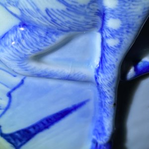 Une grande jardinière en porcelaine de Chine en bleu et blanc à décor en relief, Kangxi — photo 47