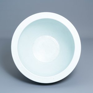 Une grande jardinière en porcelaine de Chine en bleu et blanc à décor en relief, Kangxi — photo 5