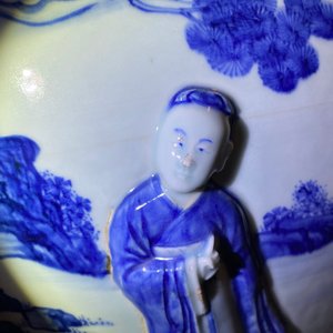 Une grande jardinière en porcelaine de Chine en bleu et blanc à décor en relief, Kangxi — photo 68