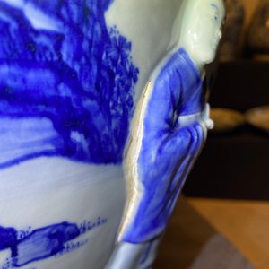 Une grande jardinière en porcelaine de Chine en bleu et blanc à décor en relief, Kangxi — photo 70