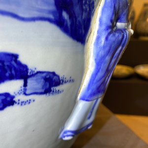 Une grande jardinière en porcelaine de Chine en bleu et blanc à décor en relief, Kangxi — photo 71