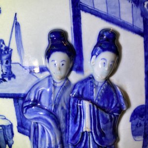 Une grande jardinière en porcelaine de Chine en bleu et blanc à décor en relief, Kangxi — photo 77