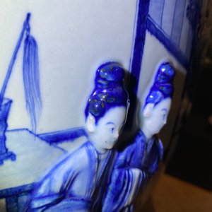 Une grande jardinière en porcelaine de Chine en bleu et blanc à décor en relief, Kangxi — photo 82