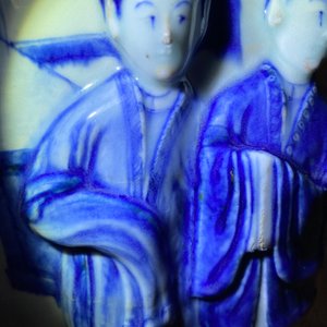 Une grande jardinière en porcelaine de Chine en bleu et blanc à décor en relief, Kangxi — photo 83