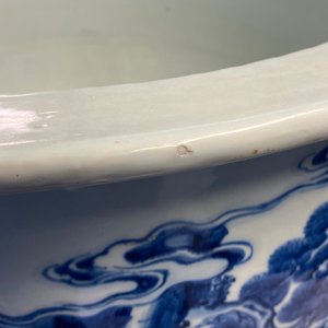 Une grande jardinière en porcelaine de Chine en bleu et blanc à décor en relief, Kangxi — photo 85
