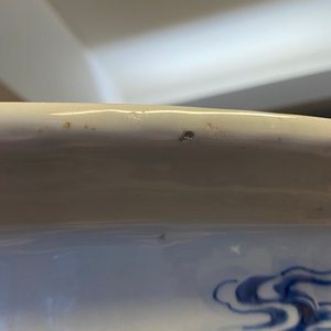 Une grande jardinière en porcelaine de Chine en bleu et blanc à décor en relief, Kangxi — photo 91