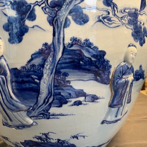 Une grande jardinière en porcelaine de Chine en bleu et blanc à décor en relief, Kangxi — photo 10