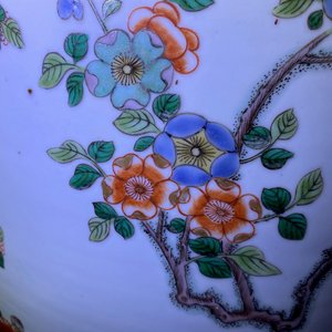 Une grande jardinière et un vase de forme rouleau en porcelaine de Chine famille verte, 19ème — photo 23