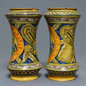 Une grande paire d'albarelli en majolique italienne, Palerme, atelier de Lazzaro, vers 1600 — photo 2