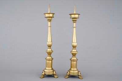 Une grande paire de bougeoirs en bronze de Venise, 17/18ème siècle