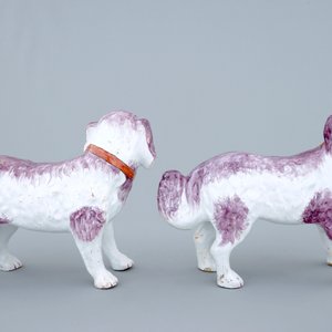 Une grande paire de chiens St. Bernard en faïence de Delft polychrome, 19ème — photo 2