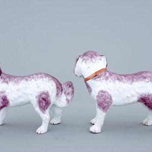 Une grande paire de chiens St. Bernard en faïence de Delft polychrome, 19ème — photo 4