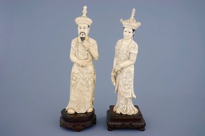 Une grande paire de figures d'empereurs en ivoire, Chine, vers 1900