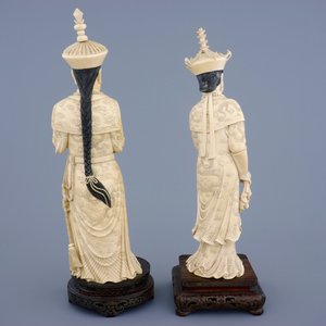 Une grande paire de figures d'empereurs en ivoire, Chine, vers 1900 — photo 3