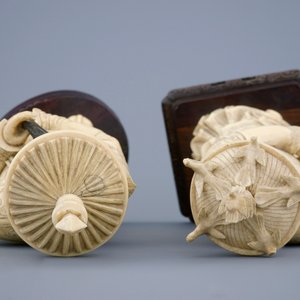 Une grande paire de figures d'empereurs en ivoire, Chine, vers 1900 — photo 5