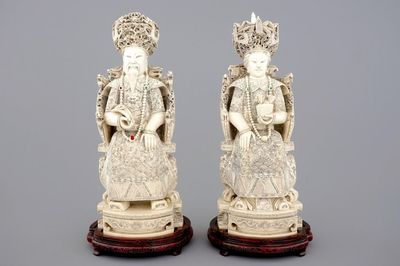 Une grande paire de figures d'empereurs sur thrônes en ivoire, Chine, vers 1900
