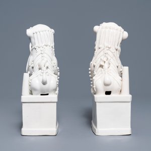 Une grande paire de portes-encense en forme de lions en porcelaine blanc de Chine de Dehua, Kangxi — photo 4