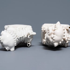 Une grande paire de portes-encense en forme de lions en porcelaine blanc de Chine de Dehua, Kangxi — photo 6