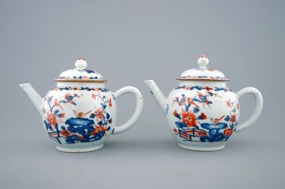 Une grande paire de théières en porcelaine de Chine de style Imari, Qianlong, 18ème