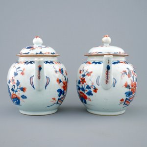 Une grande paire de théières en porcelaine de Chine de style Imari, Qianlong, 18ème — photo 2