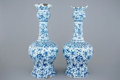 Une grande paire de vases en faïence de Delft au décor millefleurs, fin du 17ème