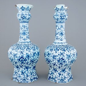 Une grande paire de vases en faïence de Delft au décor millefleurs, fin du 17ème — photo 2