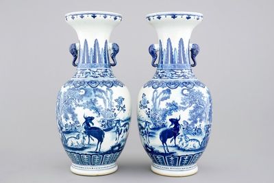 Une grande paire de vases en porcelaine de Chine bleu et blanc, 19ème
