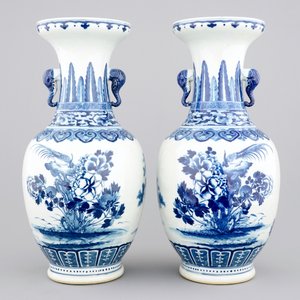 Une grande paire de vases en porcelaine de Chine bleu et blanc, 19ème — photo 3