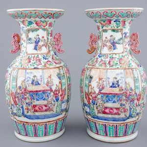Une grande paire de vases en porcelaine de Chine famille rose aux guerriers, 19ème — photo 1