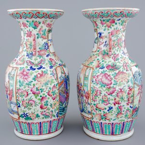 Une grande paire de vases en porcelaine de Chine famille rose aux guerriers, 19ème — photo 2