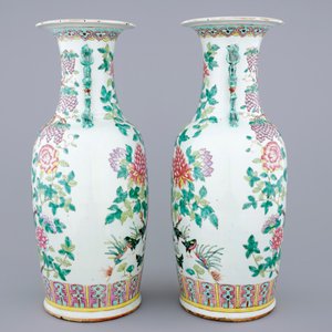 Une grande paire de vases en porcelaine de Chine famille rose aux oiseaux, raisins et fleurs, 19ème — photo 4