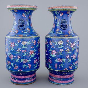 Une grande paire de vases en porcelaine de Chine famille rose sur fond bleu, 19ème — photo 2