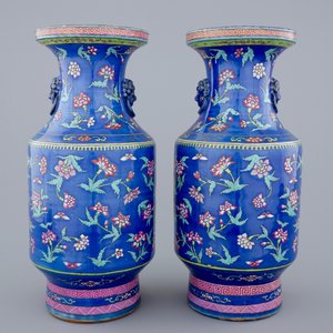 Une grande paire de vases en porcelaine de Chine famille rose sur fond bleu, 19ème — photo 3