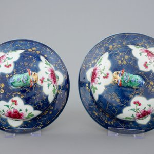 Une grande paire de vases en porcelaine de Chine famille rose sur fond bleu poudré, Qianlong, 18ème — photo 7