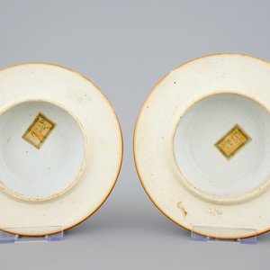Une grande paire de vases en porcelaine de Chine famille rose sur fond bleu poudré, Qianlong, 18ème — photo 8
