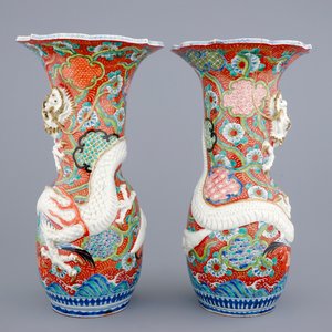 Une grande paire de vases en porcelaine de Japon aux dragons en reliëf, 19ème — photo 2