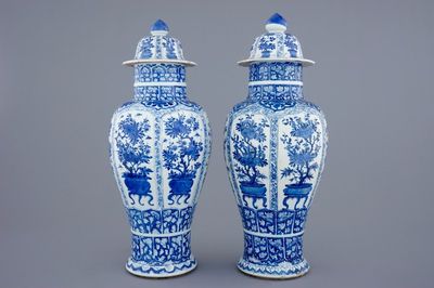 Une grande paire de vases et leur couvercle en porcelaine de Chine bleu et blanc, Kangxi