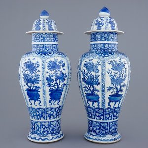 Une grande paire de vases et leur couvercle en porcelaine de Chine bleu et blanc, Kangxi — photo 1