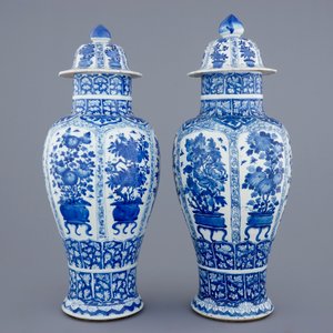 Une grande paire de vases et leur couvercle en porcelaine de Chine bleu et blanc, Kangxi — photo 3